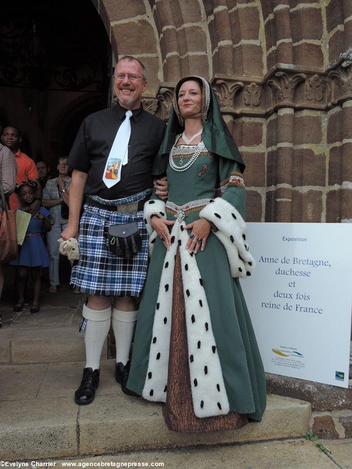 Saint-Gildas-des-Bois (44) 22 mai 2014. LA robe d'Anne de Bretagne. Dider ar Goc et Anne à la sortie de l'Abbatiale