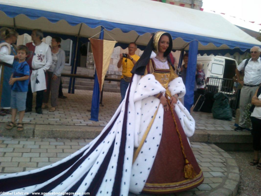 Saint-Gildas-des-Bois (44) 22 mai 2014. LA robe d'Anne de Bretagne et LE sourire de karine