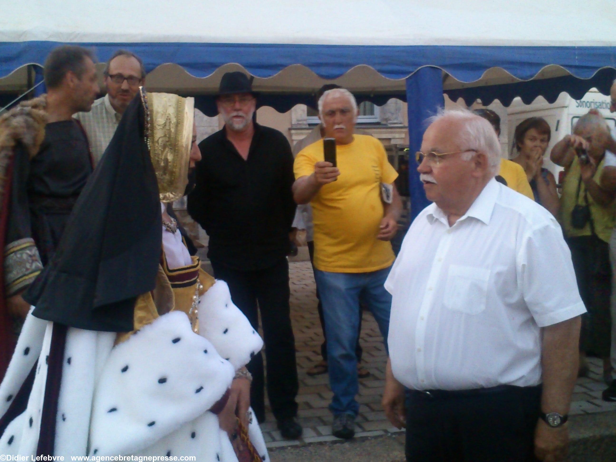 Saint-Gildas-des-Bois (44) 22 mai 2014. LA robe d'Anne de Bretagne, Monsieur le maire de Saint-Gildas ; au centre : Olivier Moreau