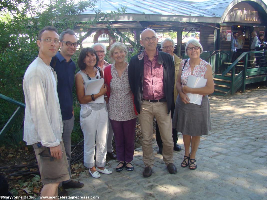 Devant le Bateau lavoir après la conférence de presse, de g. à dr. Franco Fedele, Ivan Fouquet, Françoise Verchère, Geneviève Lebouteux, Thierry Hervouet, une ancienne élue de Treillières. Arrière plan messieurs Claude Bord et Jean-Marie Ravier.