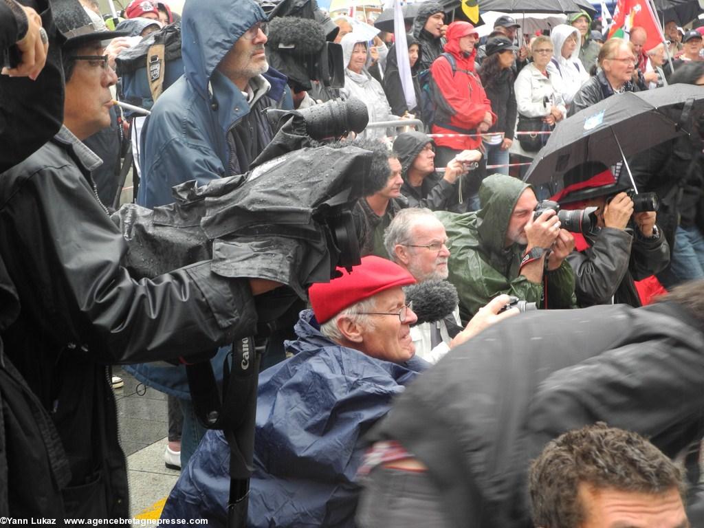 [Nantes, manifestation 28/06/2014] temps des prises de paroles. Les médias sont toujours là.