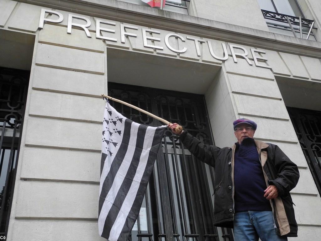 [Nantes, manifestation 28/06/2014] devant la Préfecture de Loire-Atlantique.