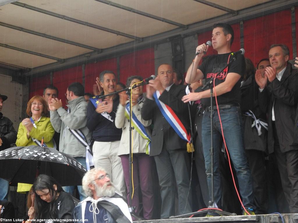 [Nantes, manifestation 28/06/2014] sur l’estrade.