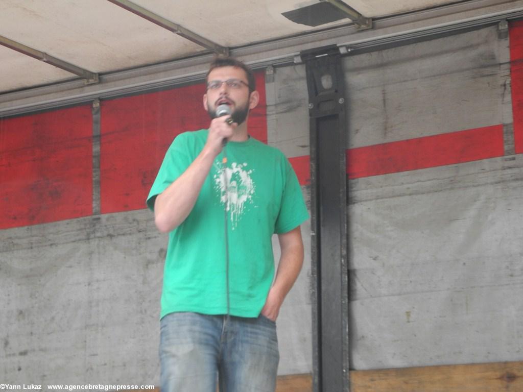 [Nantes, manifestation 28/06/2014]. La manifestation commence à défiler, guidée par Jonathan Guillaume, encore sur l'estrade.