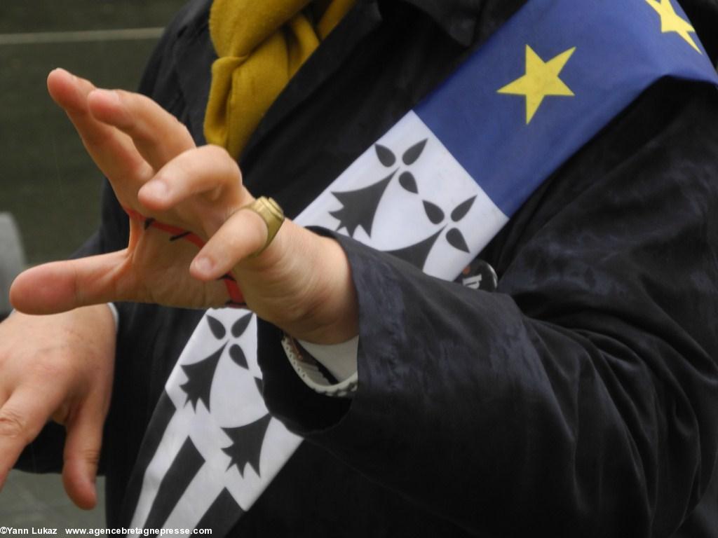 [Nantes, manifestation 28/06/2014]. La main côté paume. Regardez attentivement.