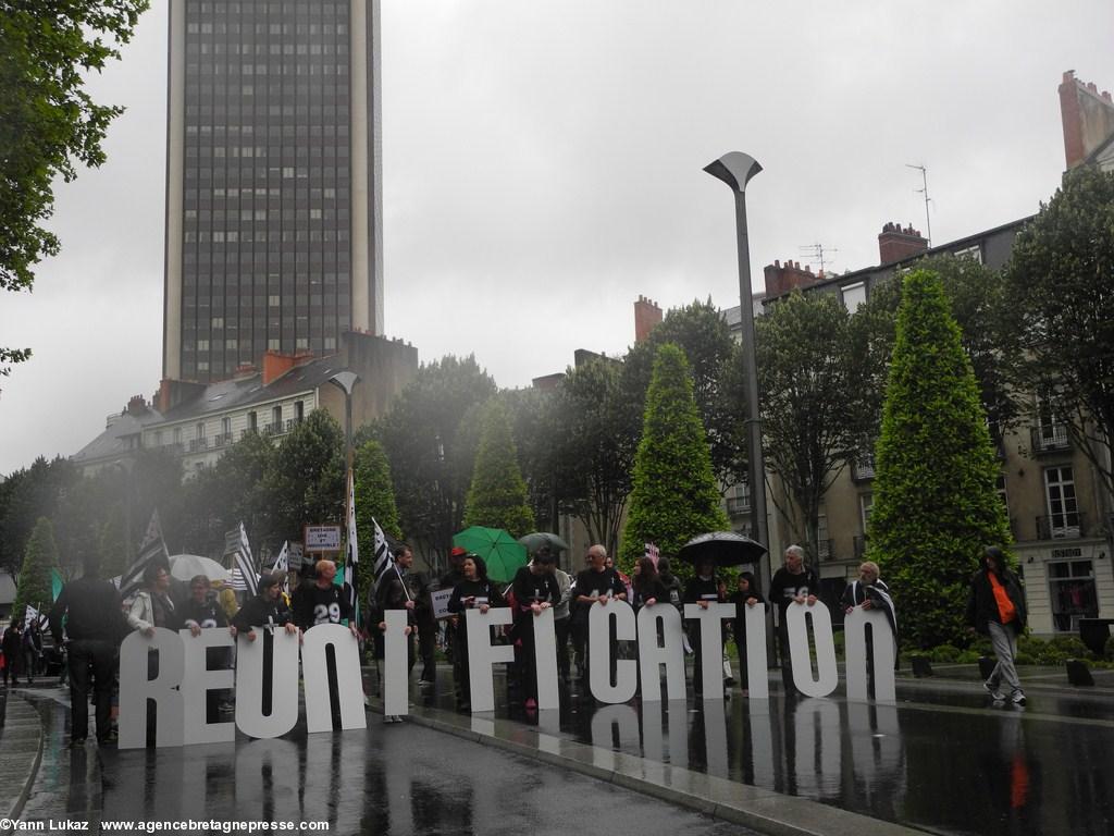 [Nantes, manifestation 28/06/2014], défilé. Début du cortège: REUNIFICATION. Au fond,la Tour Bretagne.