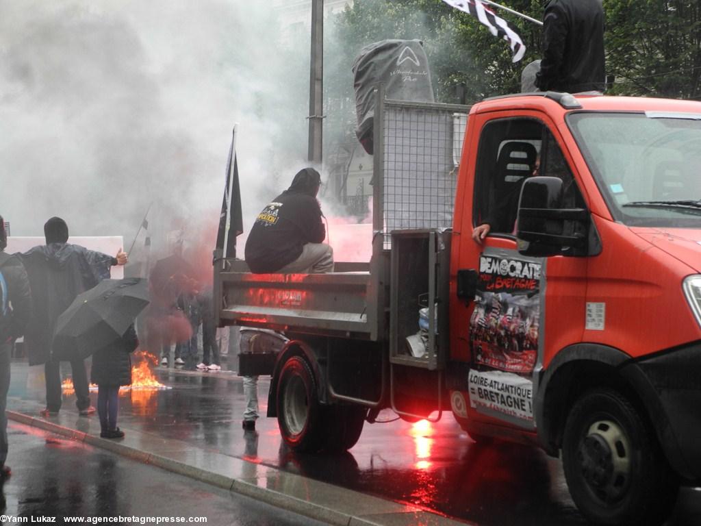 [Nantes, manifestation 28/06/2014], défilé.   Camionnette organisatrice.