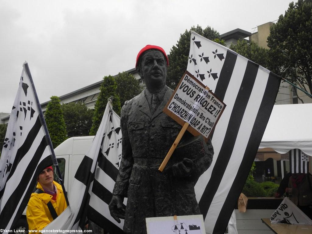 [Nantes, manifestation 28/06/2014], fin du défilé.
Statue du Général De Gaulle.