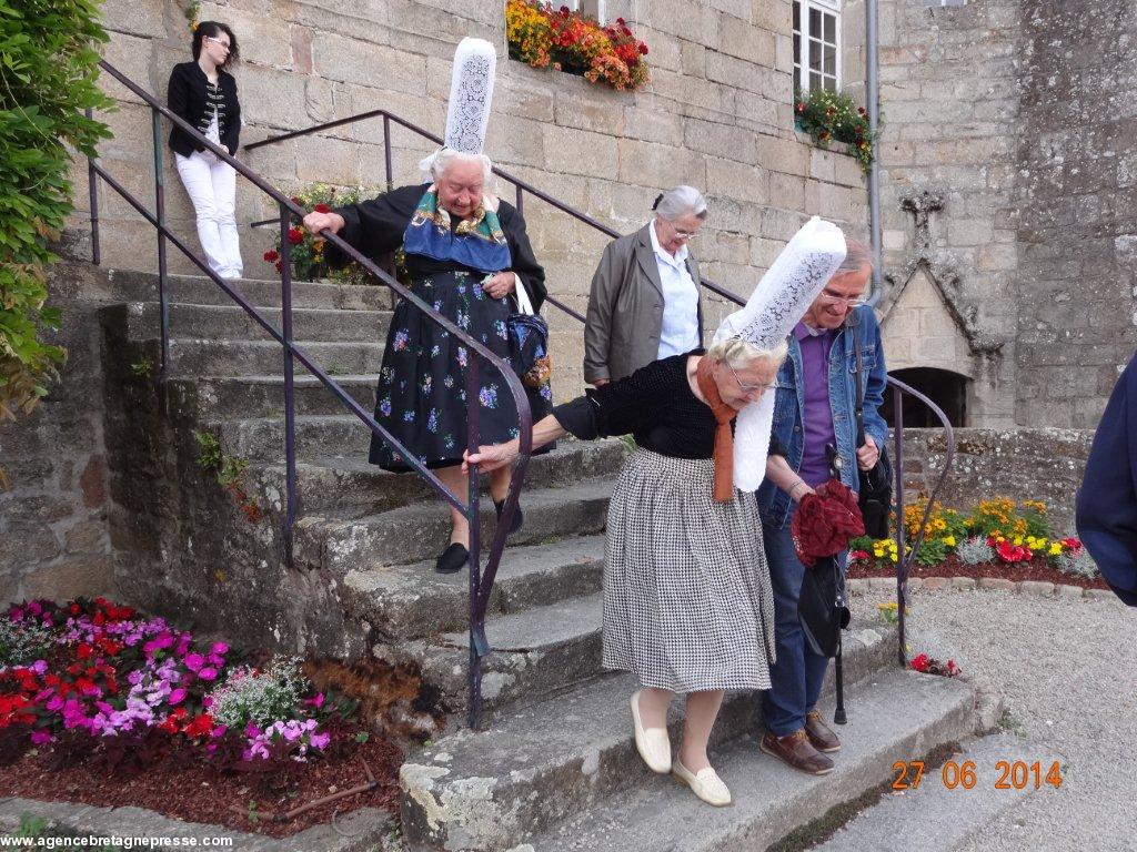 Les 2 bigoudènes de Penmarc'h quittent le château-mairie après avoir fait leurs commentaires en breton