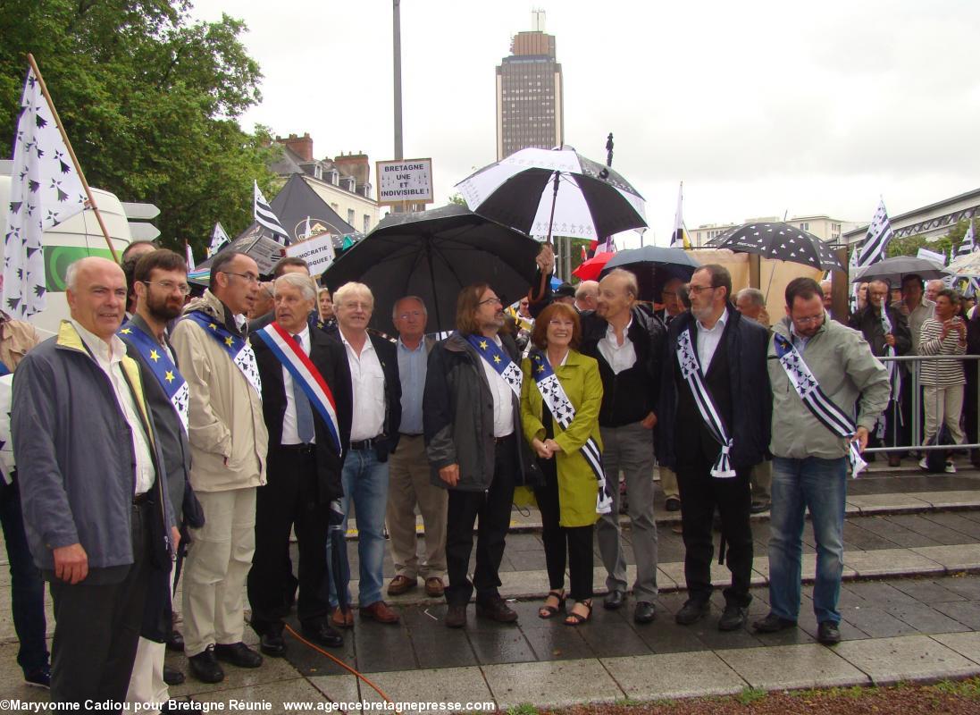 Une partie des élus et personnalités attend de monter sur le podium pour les prises de paroles avant le départ de la manifestation.