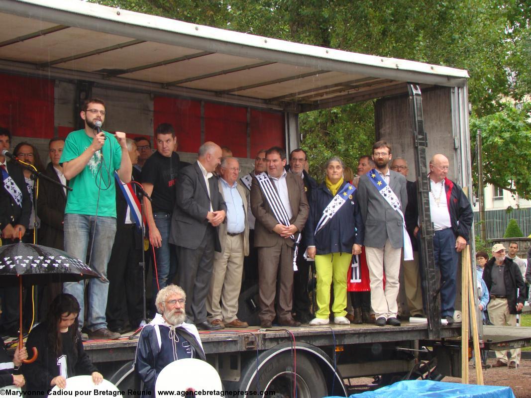 Jonathan Guillaume de <i>44=Breizh</i>, collectif co-organisateur, au micro devant d'autres élus.