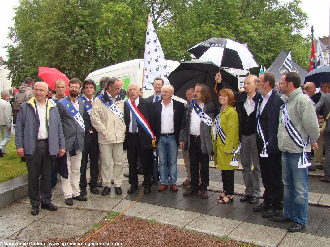 Nantes - manifestation pour la réunification - 28 juin 2014. Des politiques et des hommes de culture ensemble