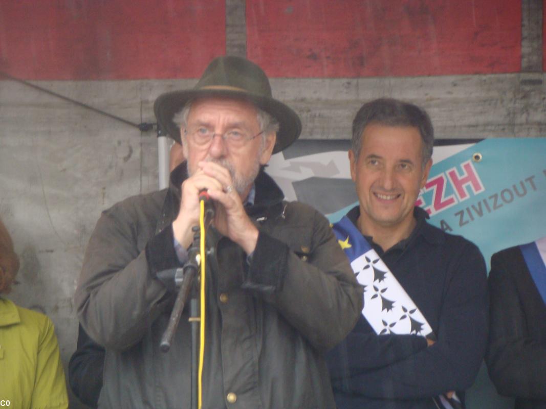 Nantes - manifestation pour la réunification - 28 juin 2014. Gilles Servat. Chapeau !