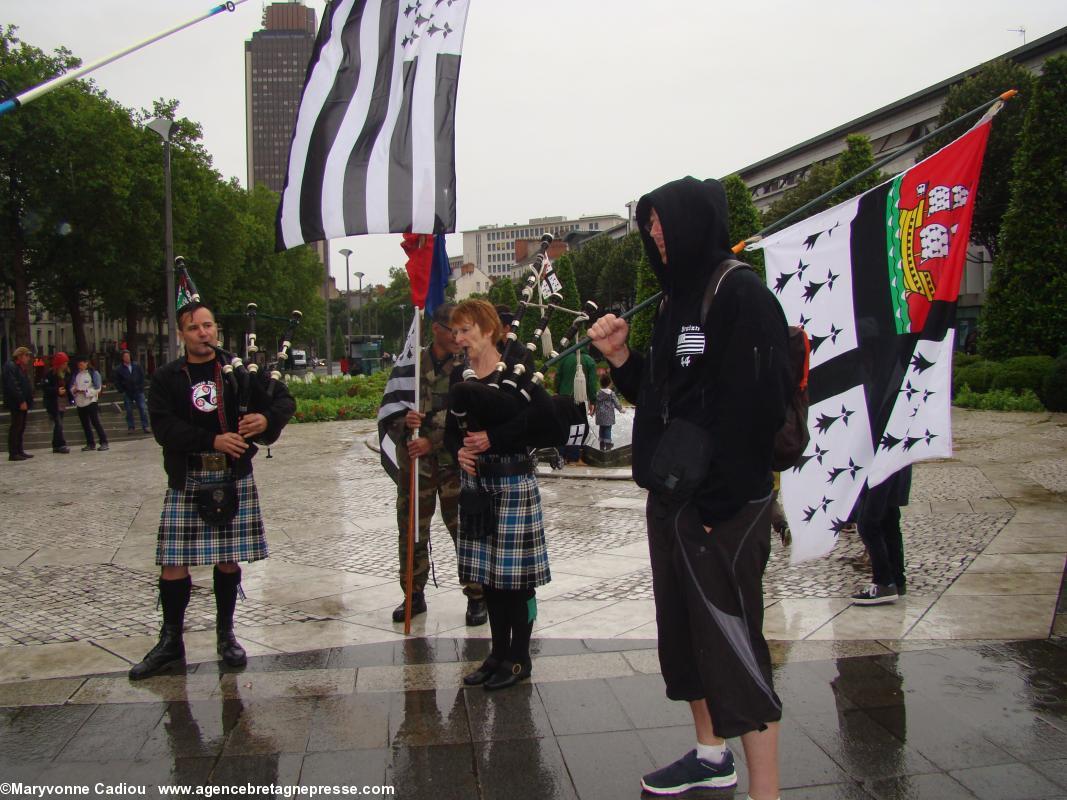 Nantes - manifestation pour la réunification - 28 juin 2014. Des sonneurs d'Hentoù Breizh, et la bannière Bro Ankiniz (Pays d'Ancenis) qu'ils ont conçue