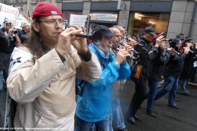 Nantes - manifestation pour la réunification - 28 juin 2014. Concentrés, les sonneurs