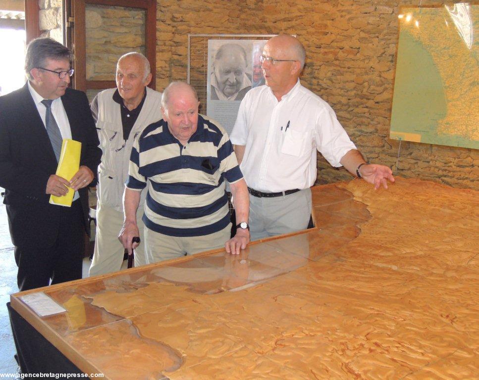 De gauche à droite: Reynald TANTER président de la CCPBS, Gustave JOURDREN, Corentin LE PAPE et Bernard LE FLOC'H commentant la maquette.