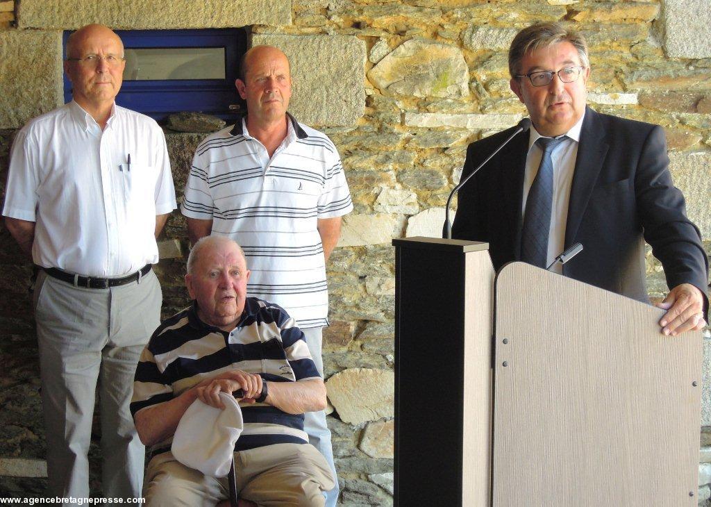 Discours inaugural  de Reynald TANTER président de la CCPBS; à sa gauche le vice-président Daniel LE BALCH, Bernard LE FLOC'H maire-adjoint de Pont-L'Abbé; au premier plan le lieutenant colonel Corentin LE PAPE