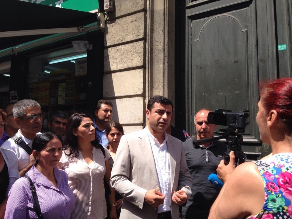 S. DEMIRTAS et E. DORU, devant le 147 rue La Fayette où furent assassinées le 9 janvier 2013 trois militantes kurdes