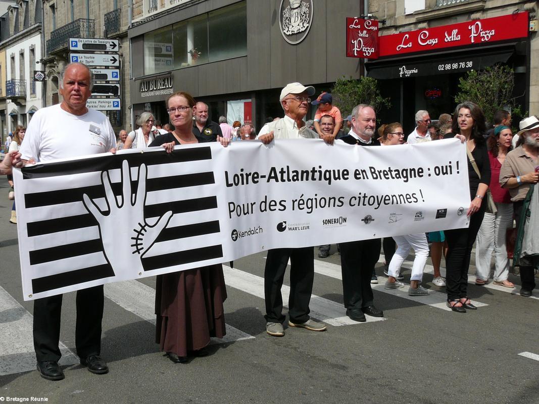 La banderole de la Bretagne 5 sur 5 au festival de Cornouaille 2014.