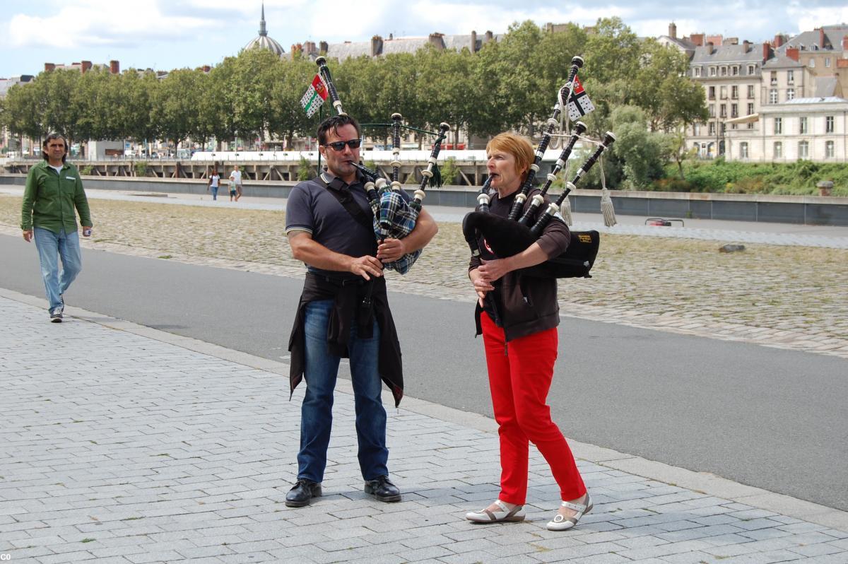 Un couple de sonneurs du Pays de Nantes - Audience Bonnets rouges à Nantes - 4-8-14