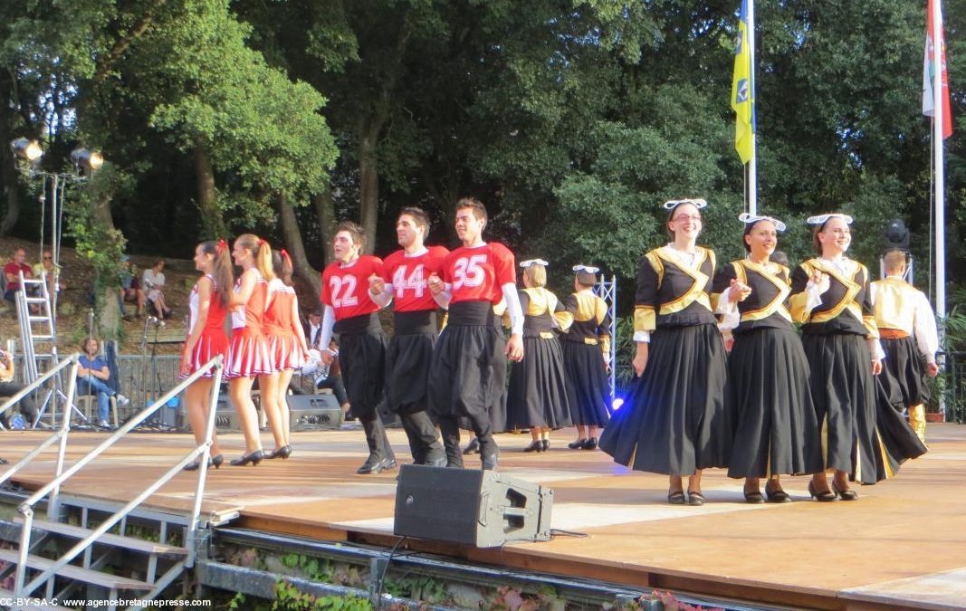 Le  cercle de Montfort sur Meu  lors de sa prestation sur scène au Pardon de La Baule  devant plusieurs milliers de personnes a affirmé son soutien à la réunification de la Bretagne  avec des danseurs portants le numéro des départements 22 et 35 à coté du 44 ( nombre de maillots limités d'où pas le 56 et 29)