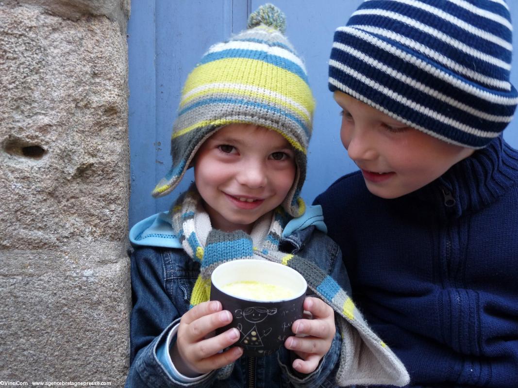 La Fête de la Soupe se vit en famille, et les enfants adorent goûter aux multiples élixirs colorés !