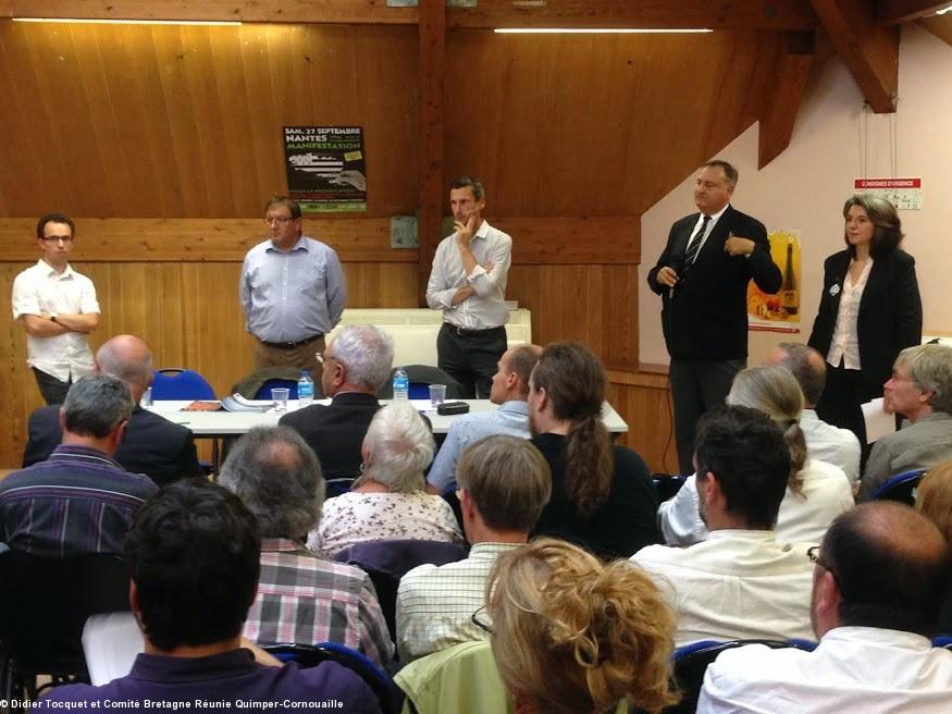 Les conférenciers Tudi Kernalegenn, Emmanuel Morucci, Malo Bouëssel du Bourg. À dr. Jean-François Le Bihan et Anne Marhic. (Photo Didier Tocquet).