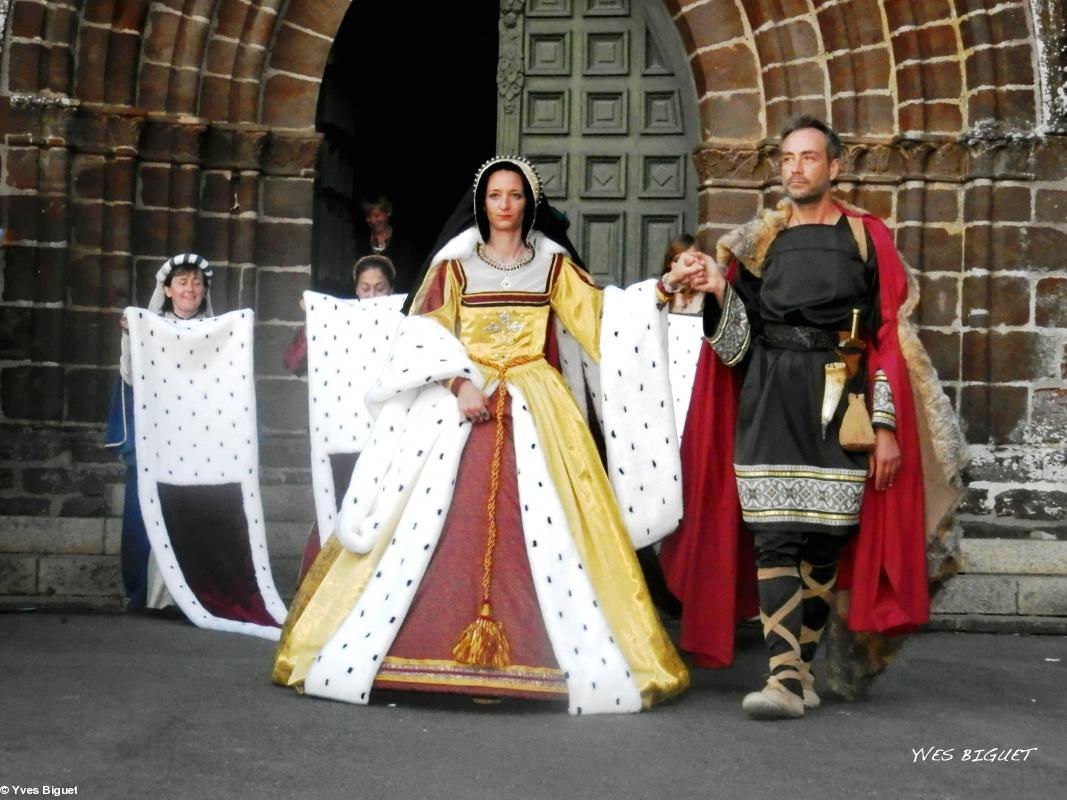 Anne de Bretagne : Karine Chauveau, en robe d'apparat à sa sortie de l'abbatiale de Saint-Gildas des Bois le 22 juin 2014, au bras de Christophe Chauveau d'<i>Héritage de France</i>.