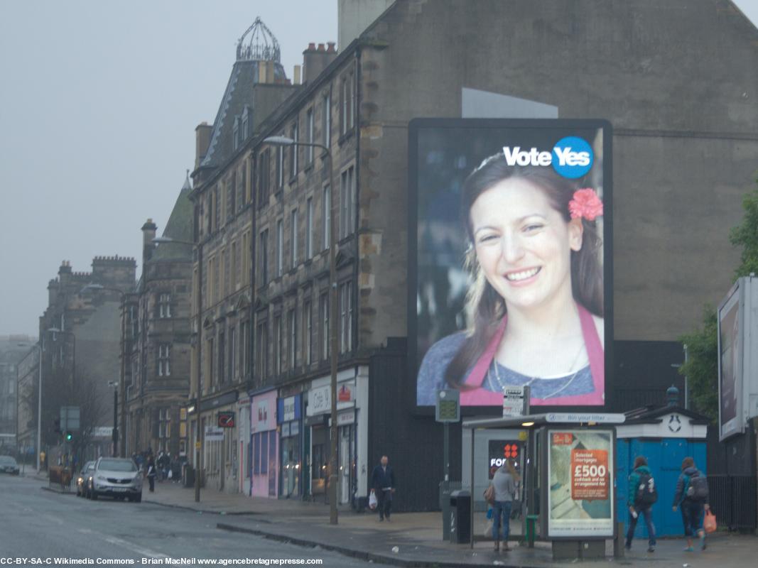 Affichage électronique en faveur du oui au référendum 2014 sur Leith Wlak, à Édimbourg