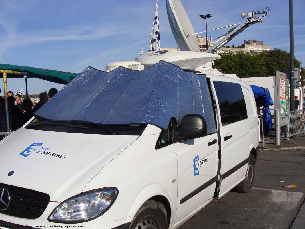 La voiture de <i> France 3 Pays de Loire</i> “relookée” (5 autocollants Bretagne) en bordure de rue G. Michel.