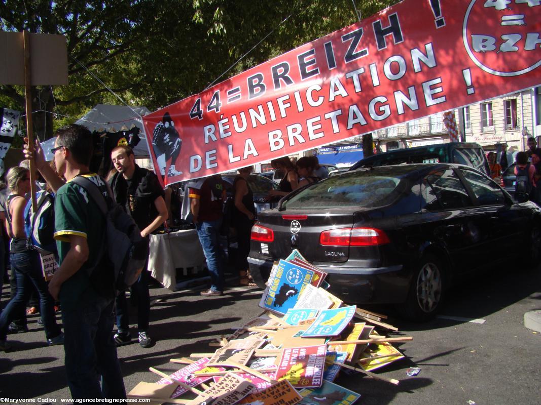 Panneaux <i>Bretagne Réunie</i> et banderole <i>44=Breizh</i> en attente avant le départ.