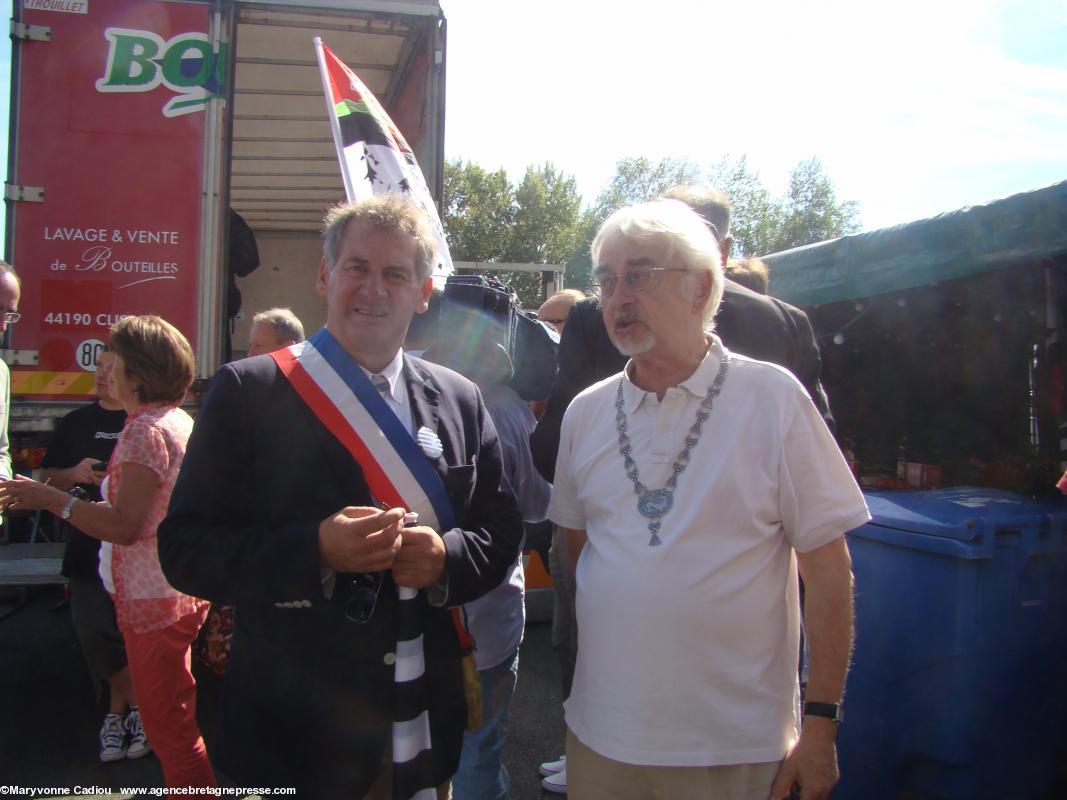 En bas du podium Jean-Philippe Richeux, maire de Saint-Père (35) et l'avocat Yann Choucq, qui porte son collier de l'hermine.