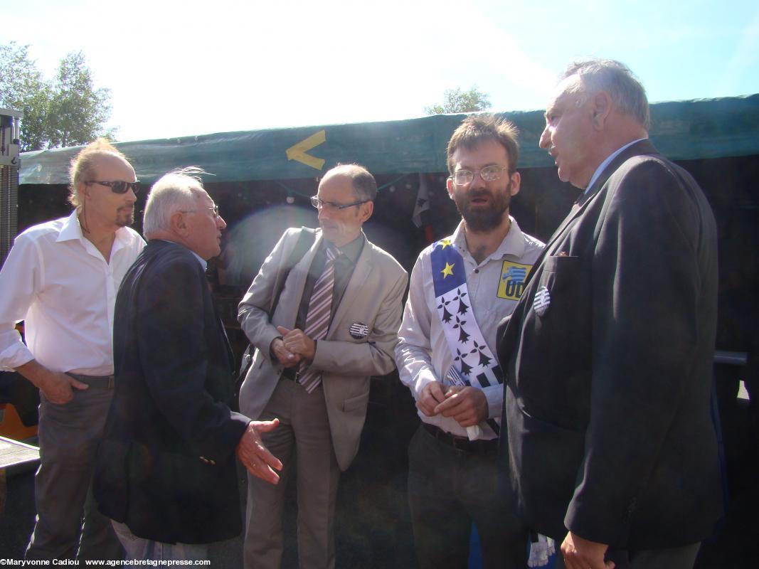 De g. à dr. Alan Stivell, Patrick Mareschal, Paul Loret de <i>Bretagne Réunie</i>, Yann Syz, conseiller régional UDB, Jean-François le Bihan, président de Bretagne Réunie</i> échangent peut-être sur un slogan (ph. suivante) qui n'a pas fait plaisir à beaucoup d'élus, militants, eux, de la réunification...