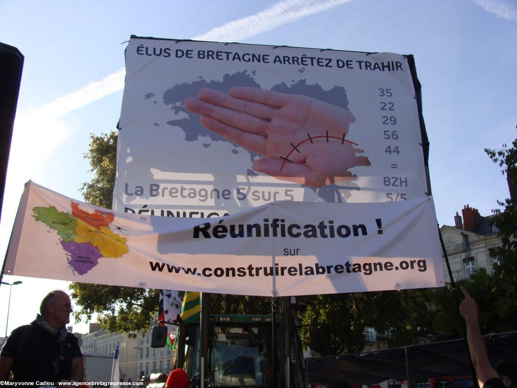 La banderole contestée venue avec un tracteur de Carhaix (ligne supérieure).