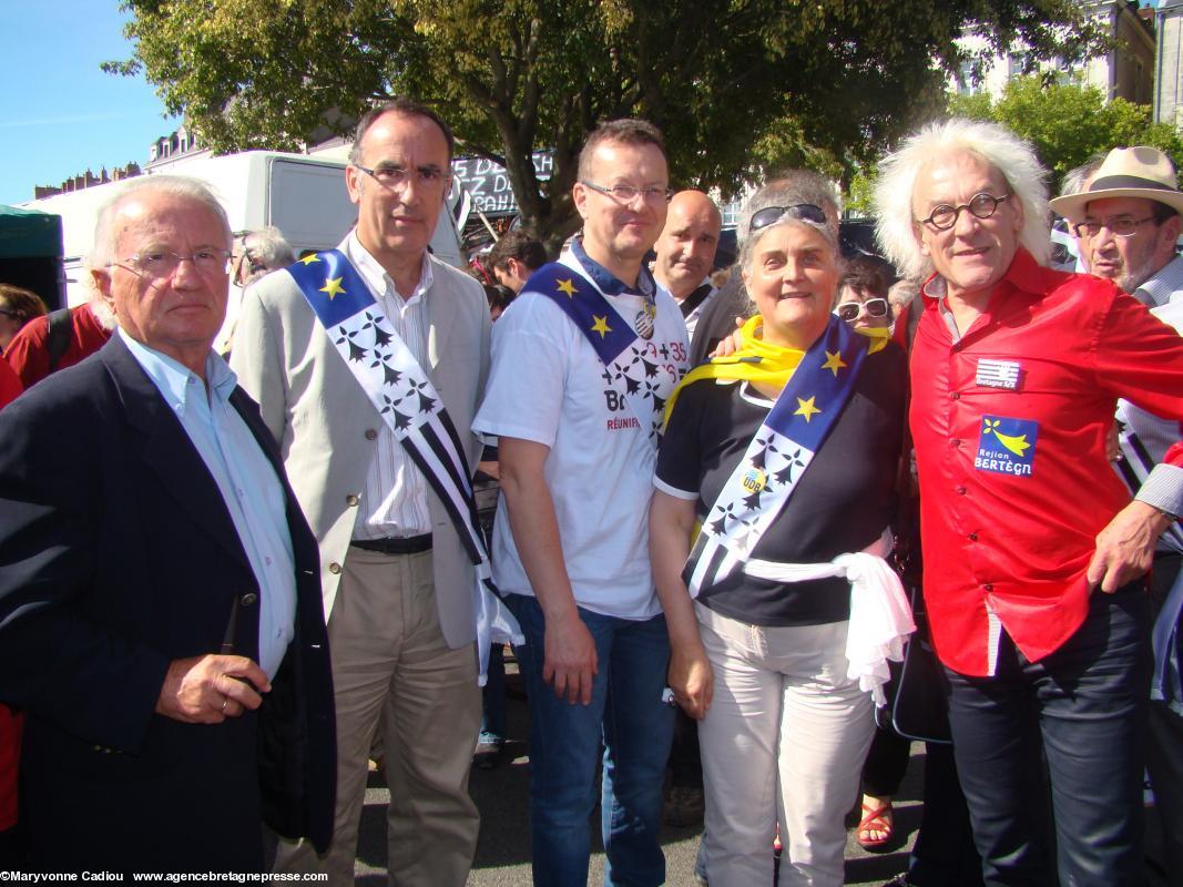 Patrick Mareschal, Jean-Michel Le Boulanger, Christian Guyonvarc'h, Mona Bras et Jean-Louis Jossic. Comme la plupart des maires bretons portent une écharpe <i>gwenn ha du</i>, les conseillers de la Région Bretagne ont une écharpe <i>gwenn ha du</i> avec les étoiles européennes.