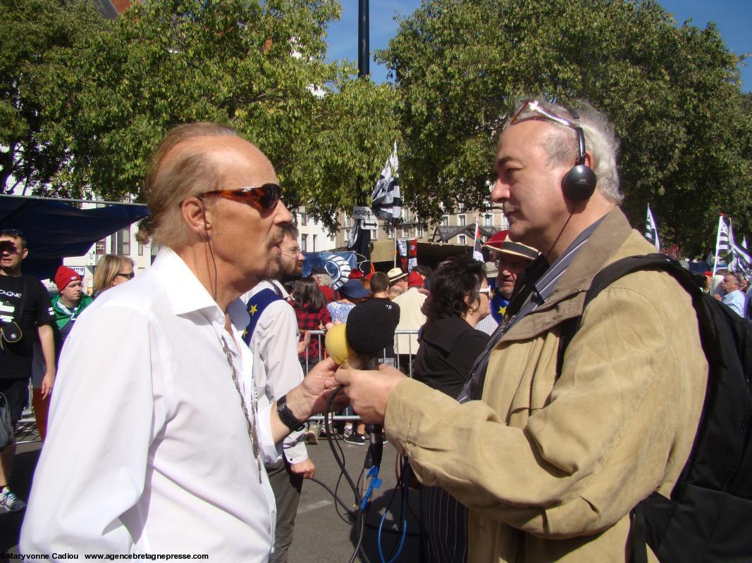 Alan Stivell interviewé par Michel Sourget pour <i>Radio AlterNantes</i>.