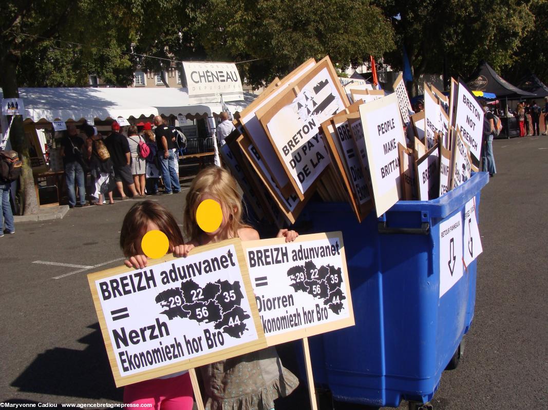 Il n'y a pas d'âge pour se servir, <i>hag e brezhoneg, mar plij !</i> Désolée mesdemoiselles, pas d'enfants reconnaissables sur Internet... Vous étiez très jolies. Au fond le stand-bar des vins Chéneau.