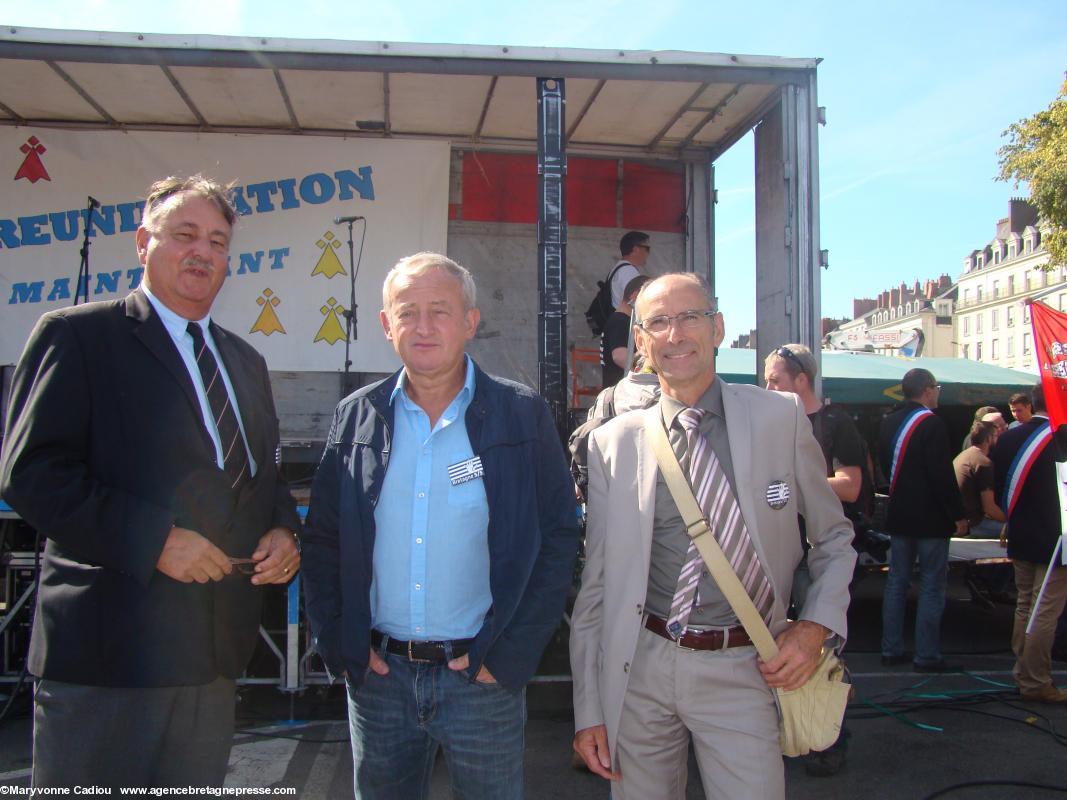 Jean-François Le Bihan et Paul Loret, de <i>Bretagne Réunie</i> entourent l'écrivain Yann Queffelec.