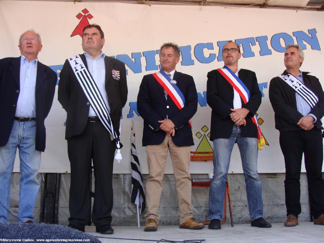 Un maire par département. De dr. à g.  Christian Derrien, (Langonnet, 56), Patrice Gautier (Sevran, 22), Jean-Philippe Richeux (Saint-Père, 35), Christian Troadec (Carhaix, 29). Patrick Mareschal représentait Yvon Mahé (Fégréac, 44), absent excusé : retenu par un deuil. Un absent, retenu par une obligation locale : Ronan Loas (Ploemeur, 56).