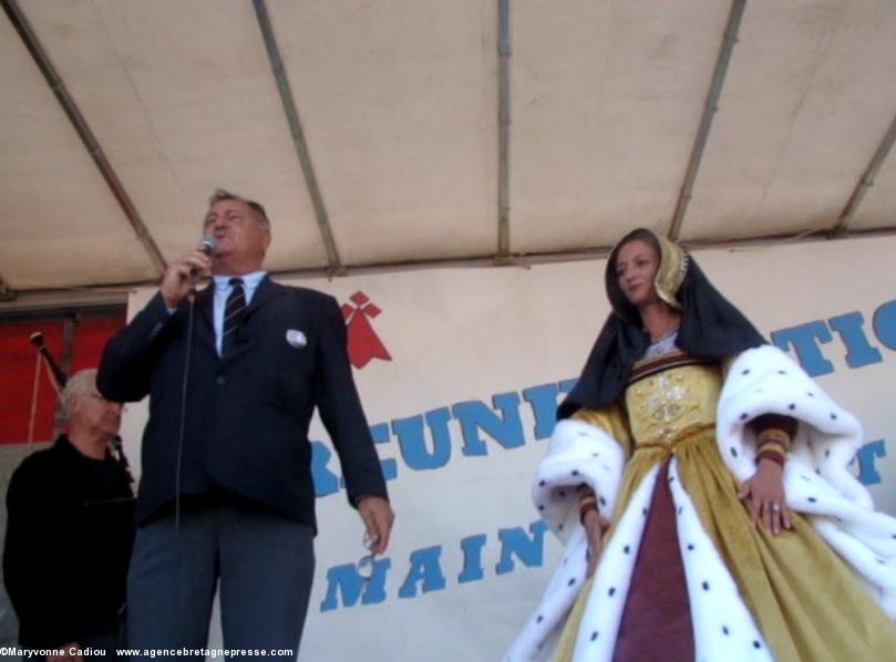 Copie d'écran. Jean-François Le Bihan reçoit Anne de Bretagne en robe d'apparat (Karine Chauveau). Avant la journée de fête dimanche 28 à Saint-Malo de Guersac en Brière.