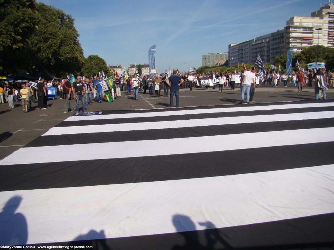 Le plus grand <i>gwenn ha du</i> du monde. Au fond les sonneurs approchent précédés de la banderole <i>Sonerion</i> de la BAS (<I>Bodadeg ar Sonerion</i>).