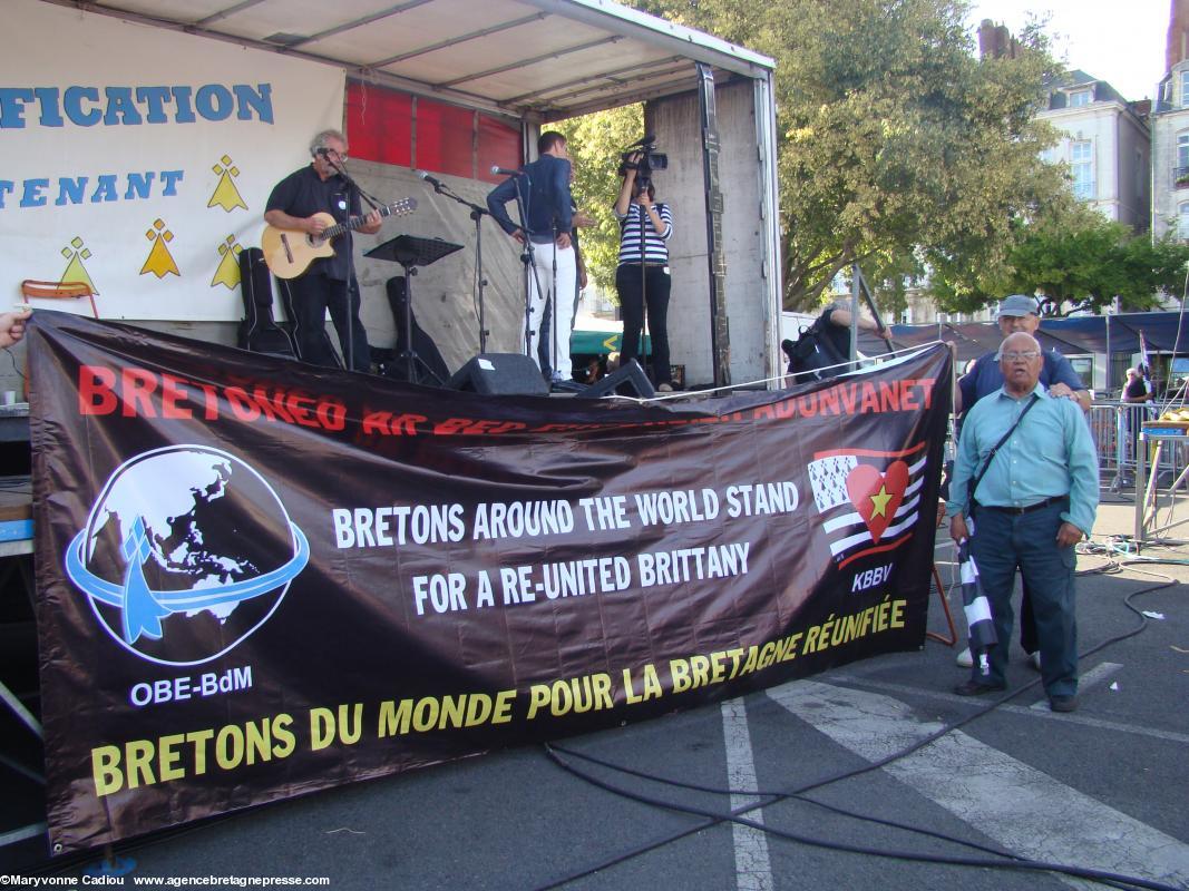 À droite, Rico Laprat en vert, un Breton d'origine réunionnaise établi en Pays Pourlet (voir le texte).