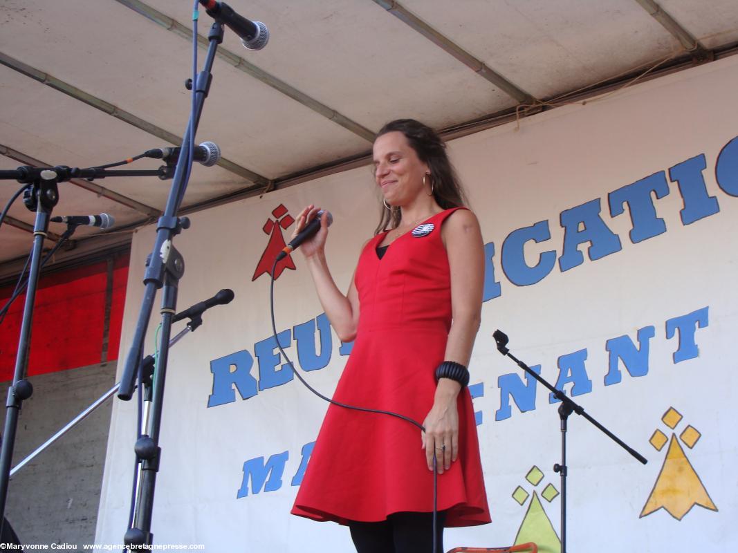 Clarisse Lavanant fait la “balance” avant le concert.