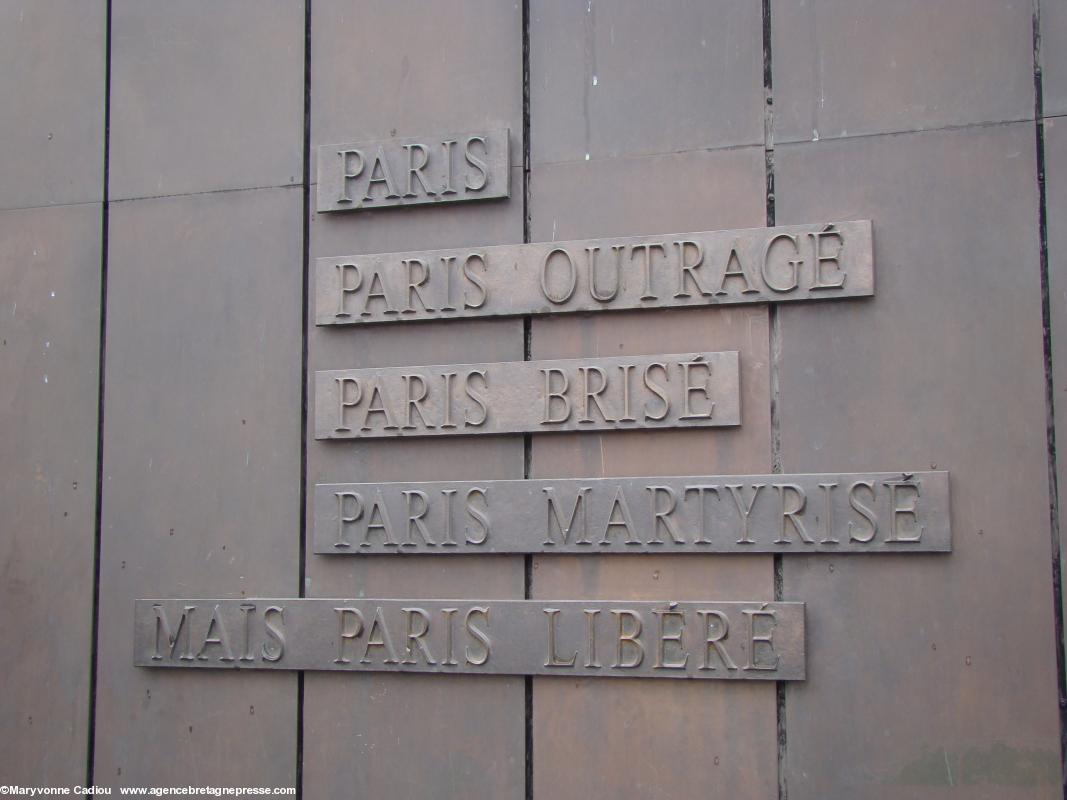 La célèbre phrase du général de Gaulle sur le piédestal de sa statue à Paris aux Champs Élysées, photo prise en septembre 2007 (dimanche 23 ?) lors de la <i>Breizh Touch</i>.