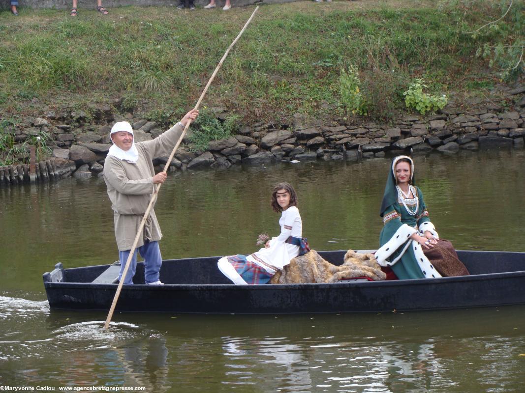 Au confluent du canal de Rozé et du Brivet Anne et sa demoiselle de compagnie en chaland briéron.