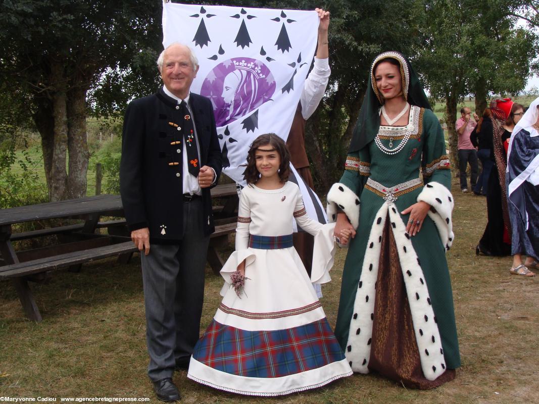 Photo “de famille” ? Jakez L'héritier rayonnant tout autant que sa petite fille Lucy. Anne / Karine, duchesse oblige, est plus réservée, mais souriante.