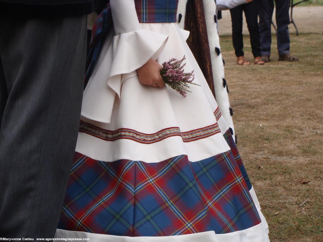 Le petit bouquet de bruyère de Lucy “Anne de Bretagne de Brière”. Et gros plan sur le tartan du pays nantais.