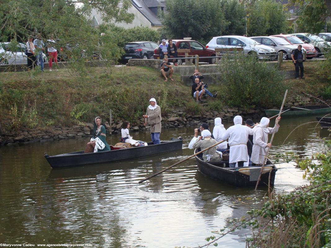 Suivies par le chaland des mariniers du Brivet et de Brière.