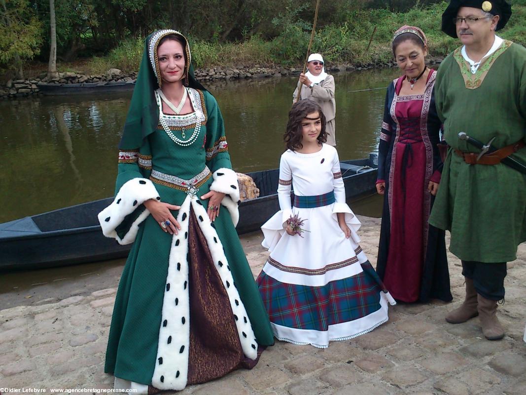 Anne et Lucy débarquent.