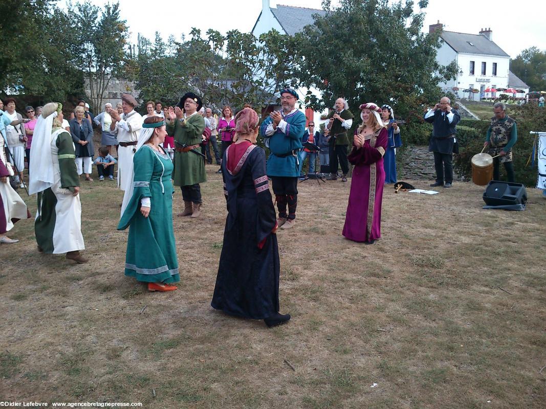 Spectacle de danses par les Baladeries guérandaises. Les musiciens ont retrouvé leurs danseurs.